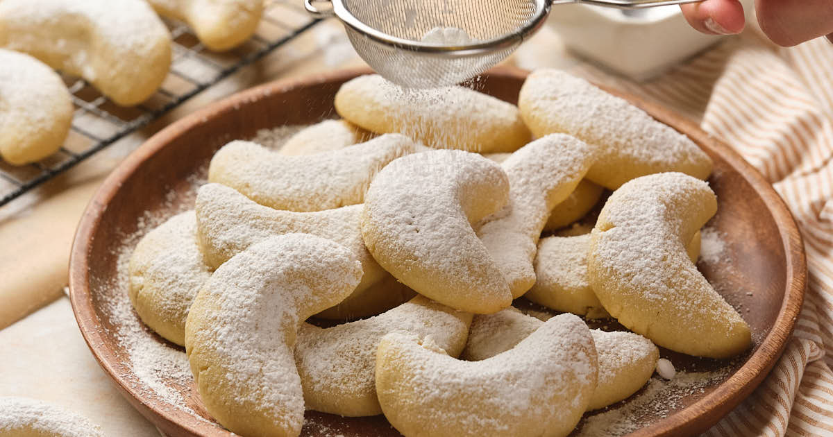 Easy Almond Crescent Cookies Recipe